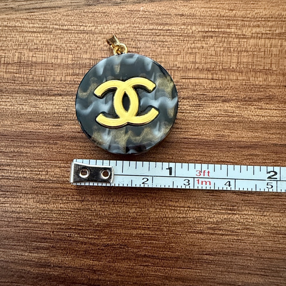 Fashion Black and Gold Pendant